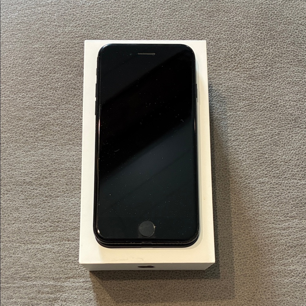 Apple iPhone 7 with Front Home Button (Black)